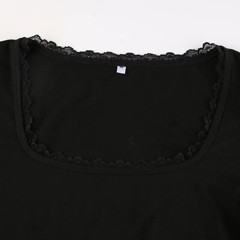 tee shirt col carré en dentelle