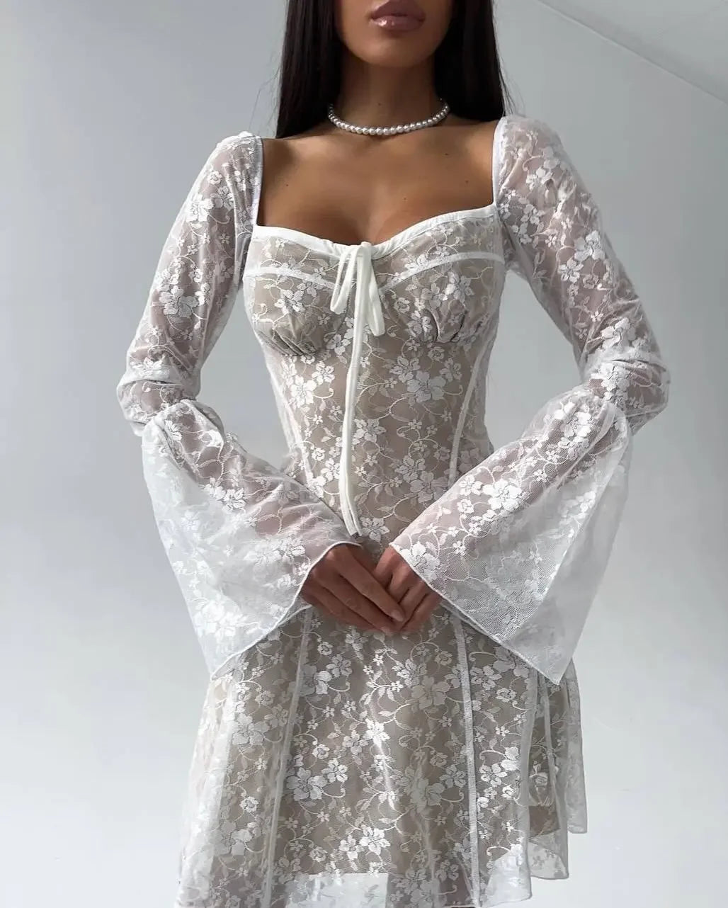 robe en dentelle chic à manches longues